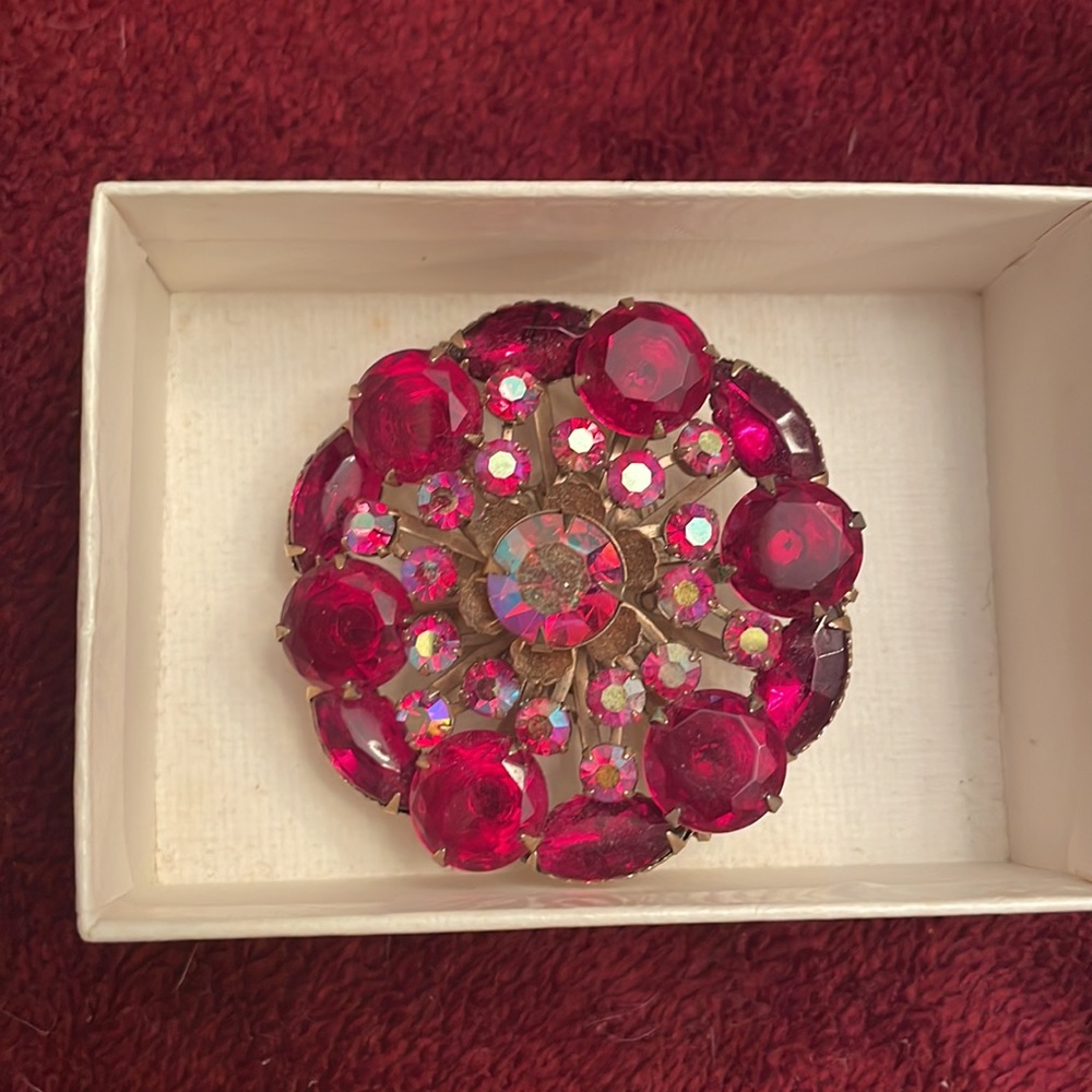 Red crystal brooch. Vintage and in excellent condition